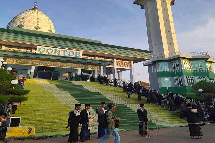 Santri Pondok Gontor yang hendak melaksanakan salat Ied pagi tadi. (Foto/Setyo Budiono For Beritajatim)