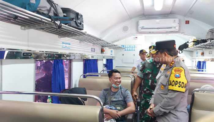 Lebaran, Ini yang Jadi Perhatian Kapolda Jatim Kapolda Jatim, Irjen Pol Toni Harmanto dan Pangdam V Brawijaya Mayjen TNI Farid Makruf saat berbincang dengan penumpang pemudik di Stasiun Gubeng, Surabaya. (Way)