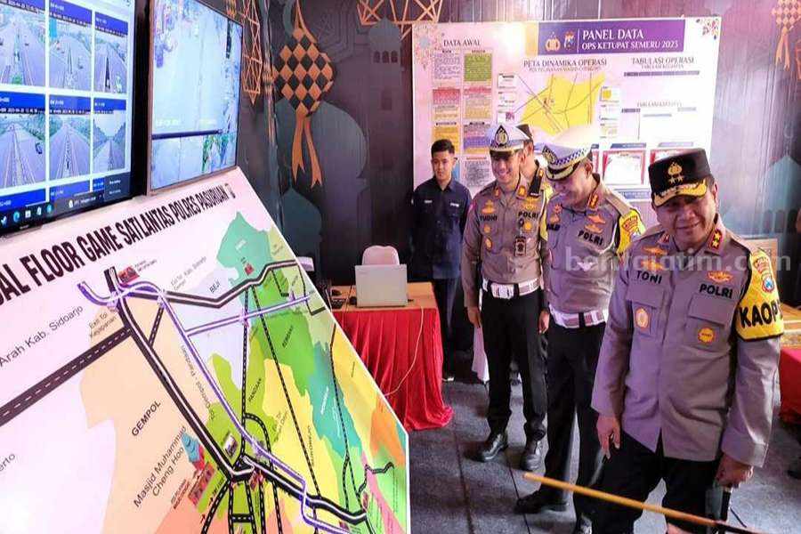 Satlantas Pasuruan Lakukan Rekayasa Lalin di Empat Titik Kasat Lantas Polres Pasuruan, AKP Yudhi Anugrah Putra saat menunjukkan peta wilayah Pasuruan kepada Kapolda Jatim Irjen Pol Toni Hermanto.
