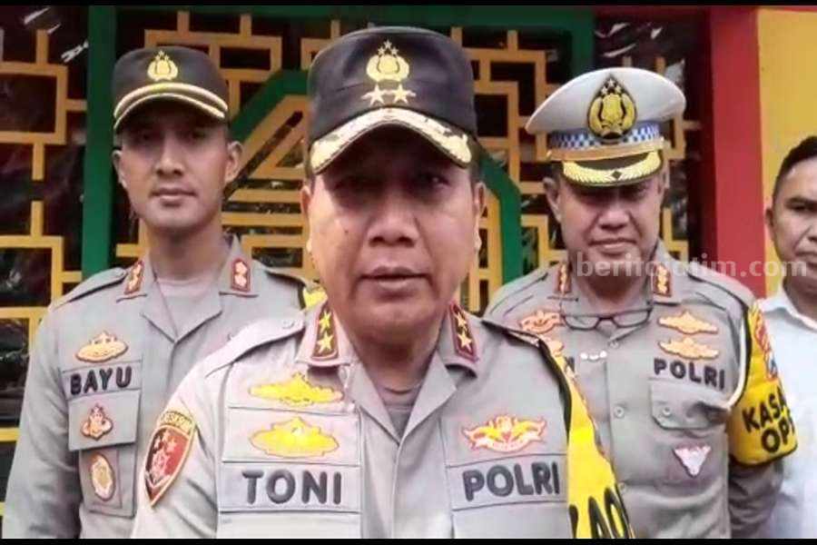 Kapolda Jatim Irjen Pol Toni Hermanto dan Kapolres Pasuruan AKBP Bayu Pratama Gabunagi saat melakukan pengecekan pos pelayanan di Masjid Cheng Hoo Pasuruan.