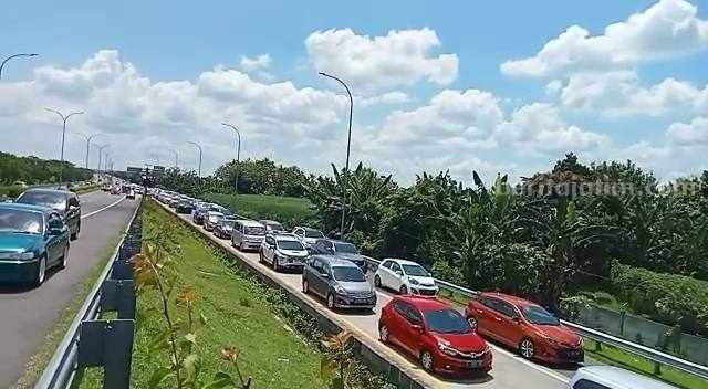 Exit Gerbang Tol Penompo Mojokerto Hingga Tarik Sidoarjo Macet