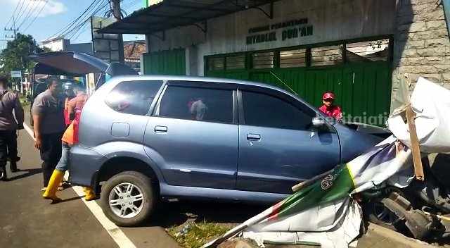 Kondisi mobil Xenia nopol S 1106 WX menabrak tembok kampus STIE Al Anwar di Jalan Raya Desa Brangkal, Kecamatan Sooko, Kabupaten Mojokerto. [Foto : ist]