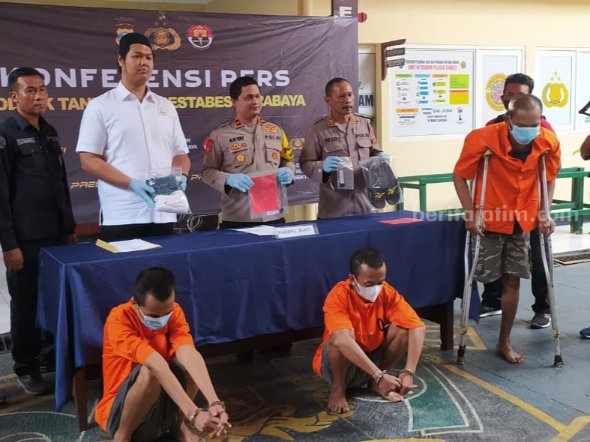 Polsek Tandes Tangkap Tiga Pelaku Curanmor Surabaya Purbowaseso (kanan) beserta Hasanudin dan Faruk (duduk berbaju orange) saat dirilis di Polsek Tandes. (Foto/anggadia)