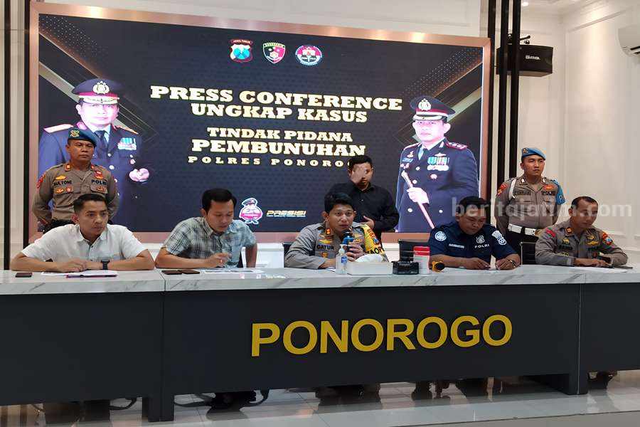 Polres Ponorogo Ungkap Kasus Pembunuhan Perempuan, Pelaku Ditemukan Meninggal Kapolres Ponorogo AKBP Catur C Wibowo saat melakukan ungkap kasus pembunuhan perempuan paruh baya di Ponorogo. (Foto/Endra Dwiono)