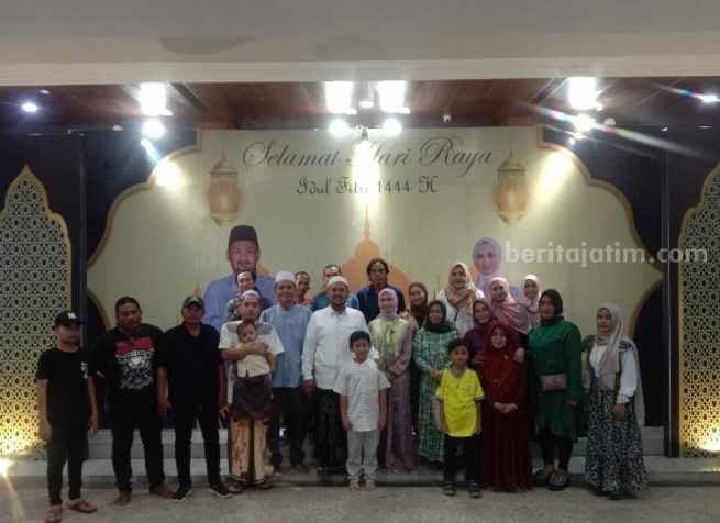 Bupati Gresik Fandi Akhmad Yani beserta istri membuka open house untuk masyarakat di pendopo alun-alun