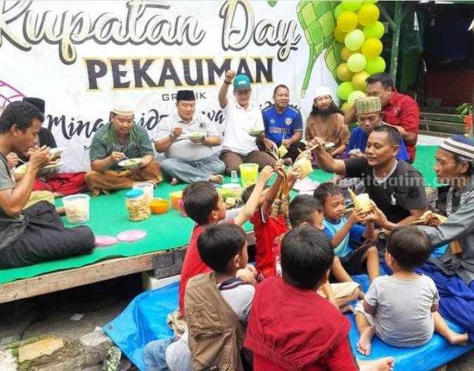Warga Pekauman Gresik Rayakan Lebaran pada 7 Syawal Warga Kampung Pekauman Gresik saat merayakan lebaran dan kupatan di 7 Syawal