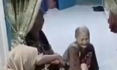 Asikha (tengah) warga asal Desa Petisbenem, Kecamatan Duduksampeyan Gresik hanya bisa menangis usai kalungnya dijambret saat bersih-bersih halaman rumah
