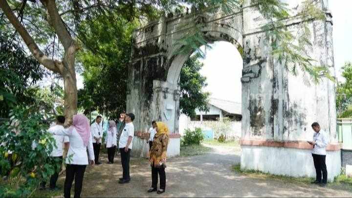 Wali Kota Mojokerto Ika Puspitasari saat meninjau Pasar Hewan Sekar Putih di Kecamatan Magersari, Kota Mojokerto. [Foto : ist]