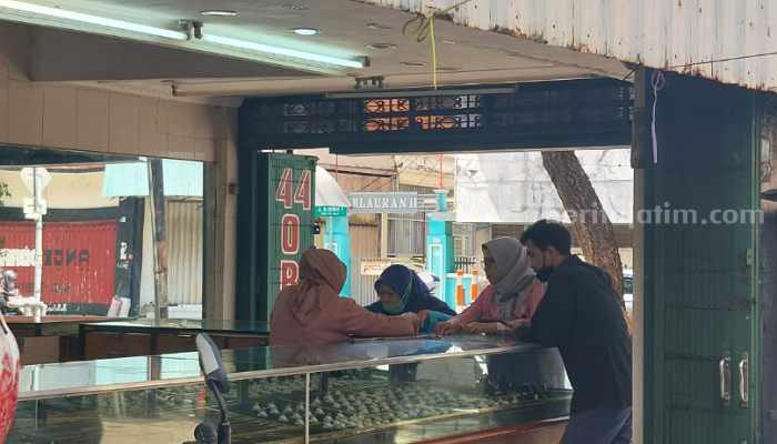 Pasca Lebaran, Masyarakat Berbondong Jual Perhiasan Emas Penjual emas di Pasar Blauran Surabaya. (Way)