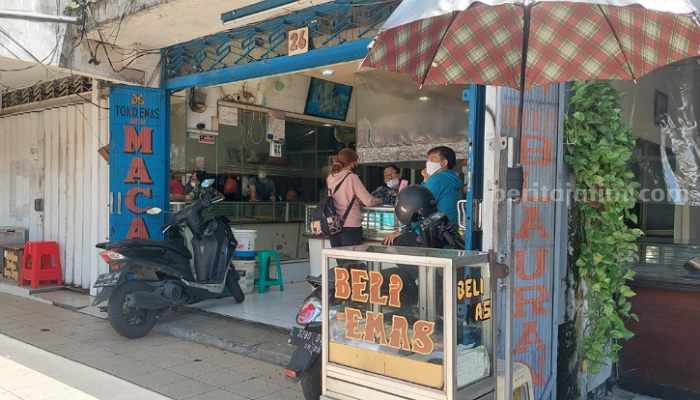Transaksi penjual dan pembeli emas di Pasar Blauran, Surabaya. (Way)