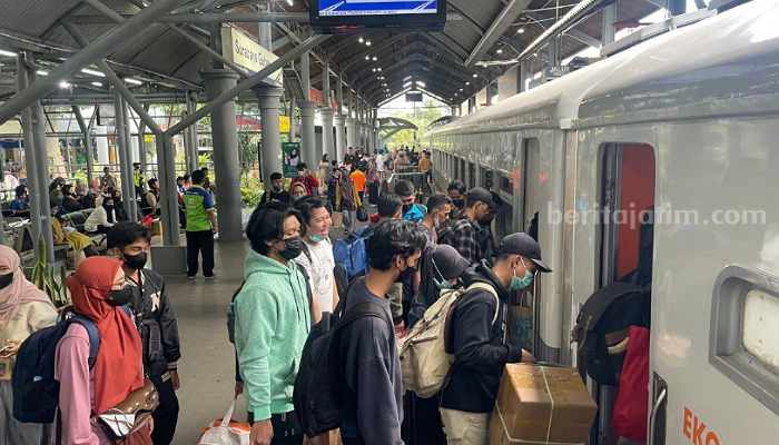 Para pemudik memadati Stasiun Gubeng Surabaya. (Way)