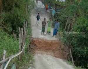 Dua Tahun Jembatan di Sampang Rusak, Warga Merasa Terisolasi Jembatan di Sampang rusak penghubung antar kecamatan (Foto: Zamachsari/beritajatim.com)