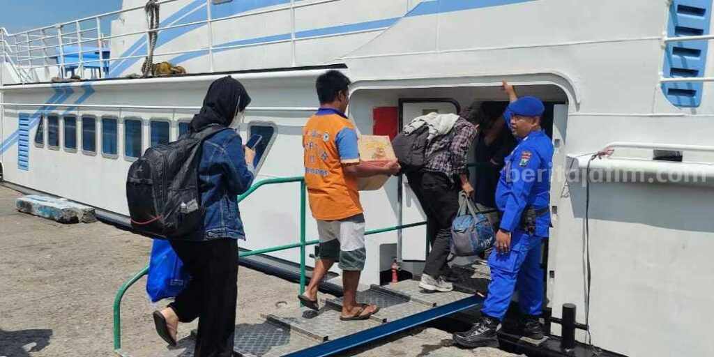 Penumpang asal Pulau Bawean memasuki kapal cepat ekspress bahari.