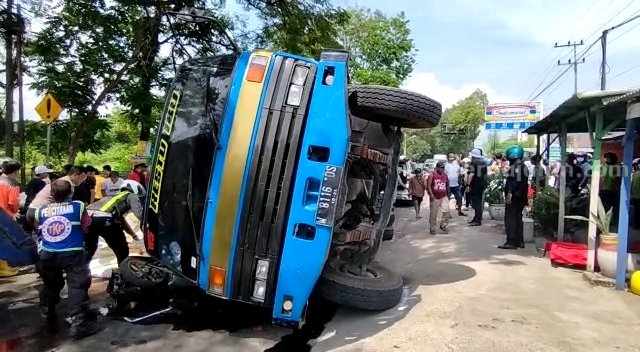 Proses evakuasi korban terjepit body truk. [Foto : ist]