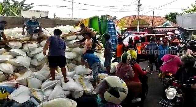 Evakuasi pupuk dari truk nopol W 8116 QS muatan pupuk yang terguling di Jalan Pemuda Desa Randubango, Kecamatan Mojosari, Kabupaten Mojokerto. [Foto : ist]