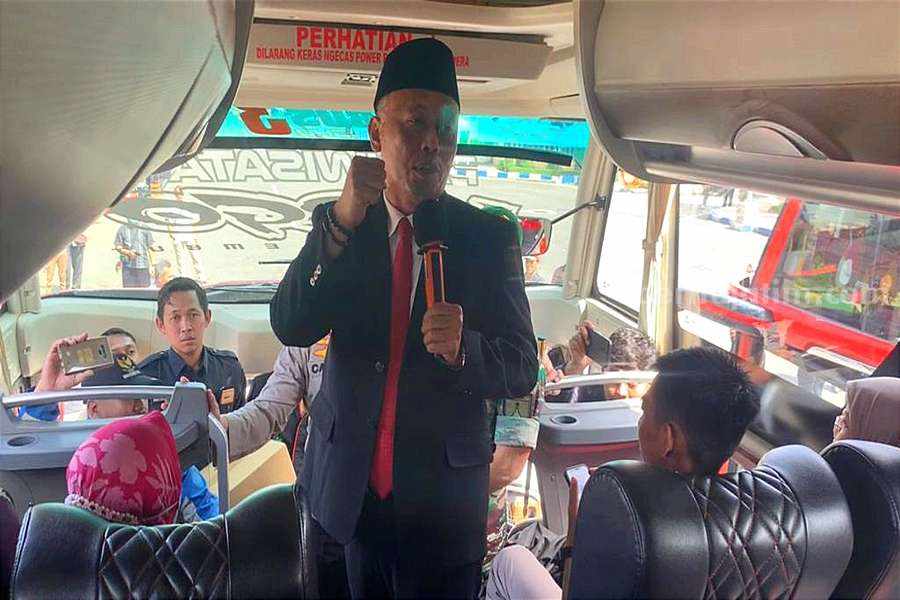 Bupati Sugiri menyapa peserta balik mudik gratis di dalam bus sebelum berangkat ke Jakarta(Foto/Endra Dwiono/Beritajatim.com)