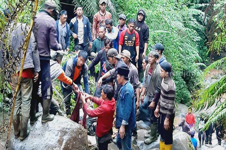 3 Petani Pasuruan Tewas Tertimbun Tanah Longsor Sejumlah relawan dan juga warga sekitar saat melakukan evakuasi 3 korban longsor.
