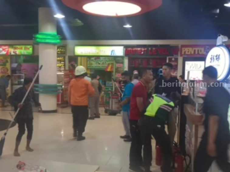 Petugas saat berusaha memadamkan api di salah satu gerai makanan di Royal Plaza, Sabtu (29/04/2023). (Foto/dok Cal Center 112 Kota Surabaya)