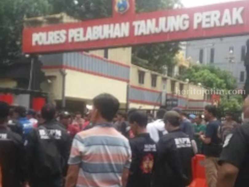Jaksa Kembalikan Berkas Perkara Tahanan Meninggal di Penjara Ratusan massa aksi dari Madas saat menggeruduk Polres Pelabuhan Tanjung Perak, Sabtu (29/04/2023). (Foto/dokumen Madas)