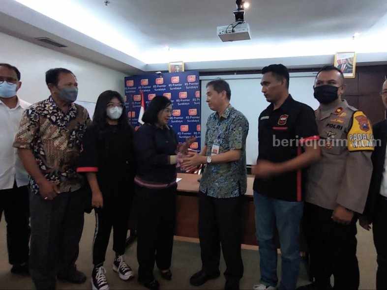 Lisa Kainama dan dr. Hartono (tengah) usai acara permintaan maaf secara terbuka yang diselenggarakam RS Premier Surabaya karena menolak Pieter Manuputy, Sabtu (29/04/2023). (Foto/anggadia)