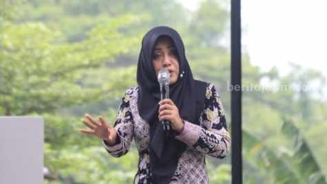 Bupati Mojokerto Ikfina Fahmawati saat halal bihalal dan Pentas Seni Pondok Inggris Jarwo di Wisata Rekreasi dan Edukasi Intan Abatani, Desa Pulorejo, Kecamatan Dawarblandong, Kabupaten Mojokerto. [Foto : ist]