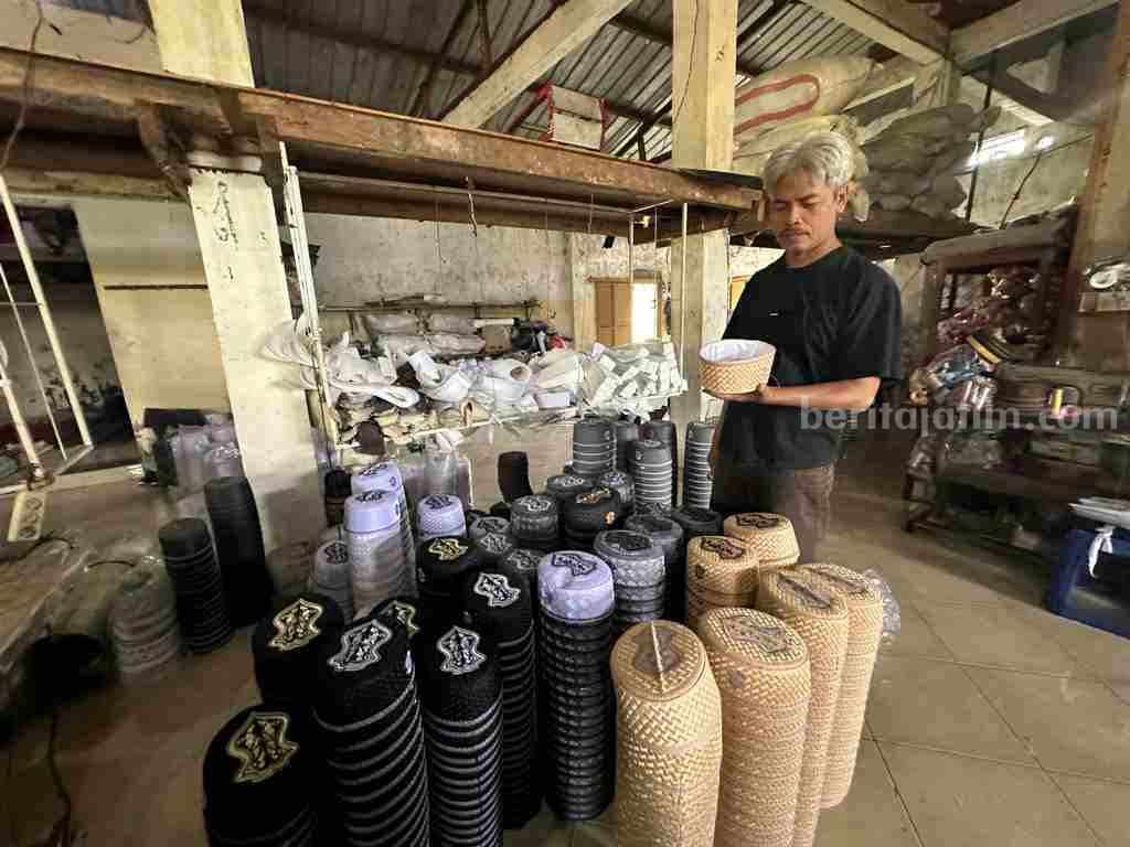 Proses pembuatan songkok di Desa Ngembe, Kecamatan Beji.