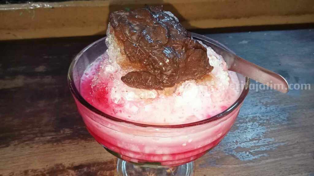 Es campur kartini yang sudah berdiri sejak 1970 dan diatasnya dibalut dengan dark cokelat.
