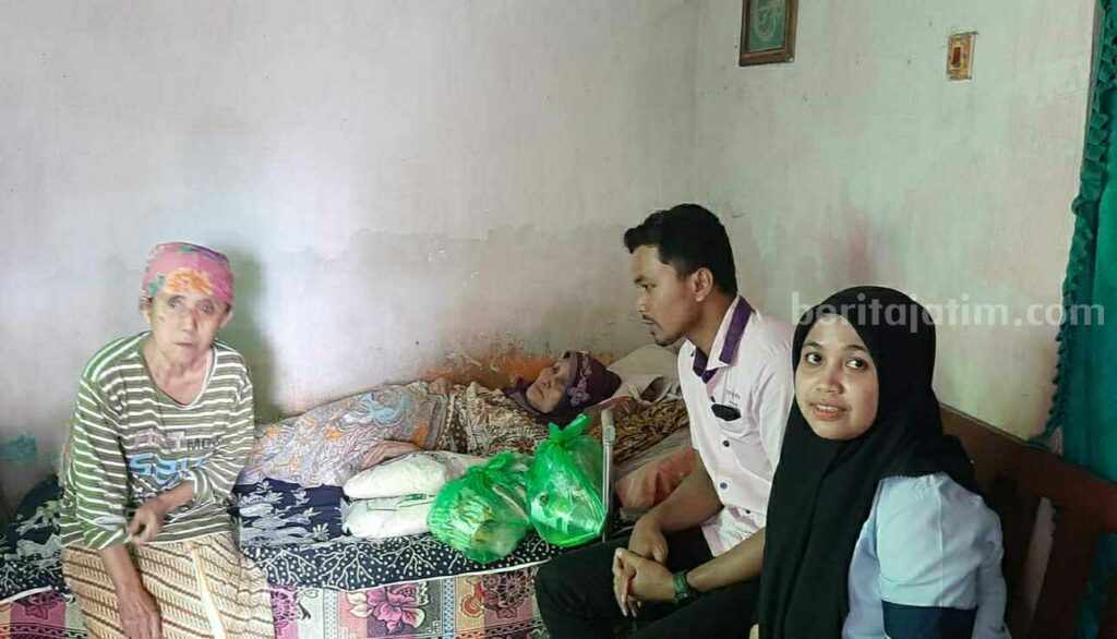 PT. Satoria Agro Industri dan PT. Satoria Aneka Industri berikan sembako secara door to door.