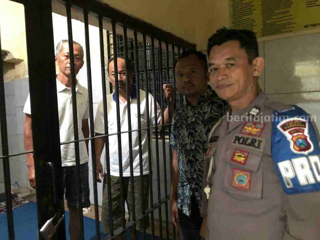 Kedua pelaku setelah diamankan Polsek Prigen.