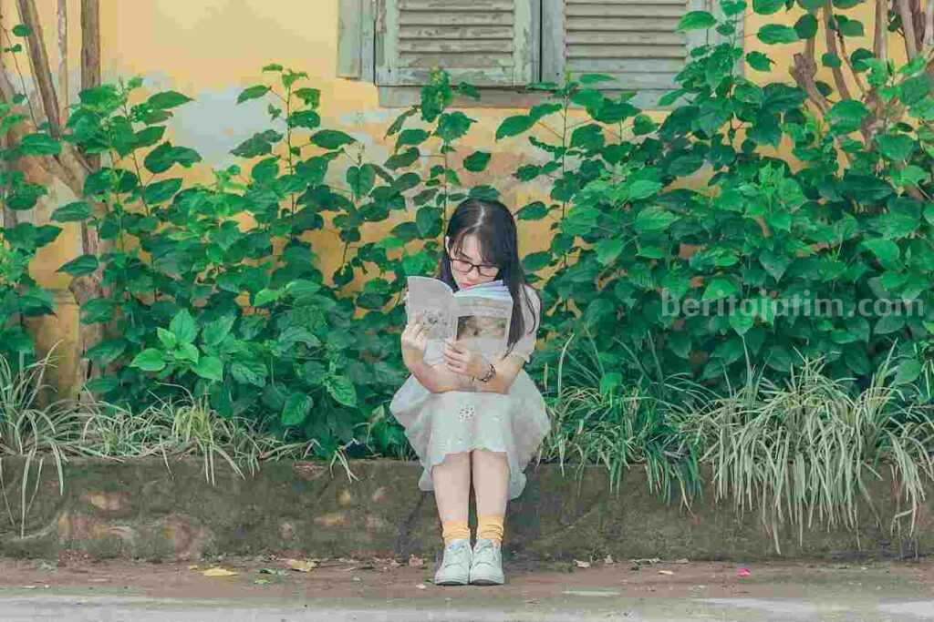 Jumlah Penduduk Buta Huruf Terbanyak Ternyata Ada di Jawa Timur, Simak Datanya Berikut Ilustrasi orang yang tidak buta haruf membaca buku. (pexels)