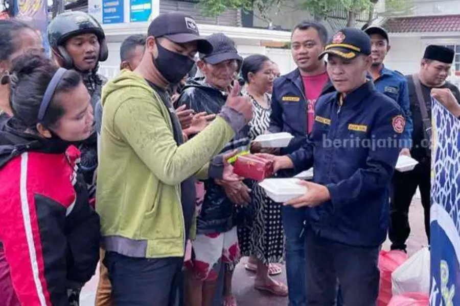 Karang Taruna Sidoarjo Bagi-bagi 500 Paket Takjil Karang Taruna