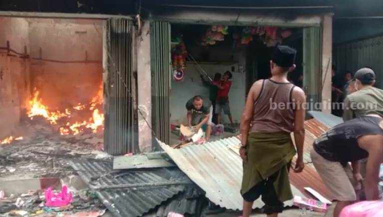 Lima Kios Pasar Kencong Jember Terbakar