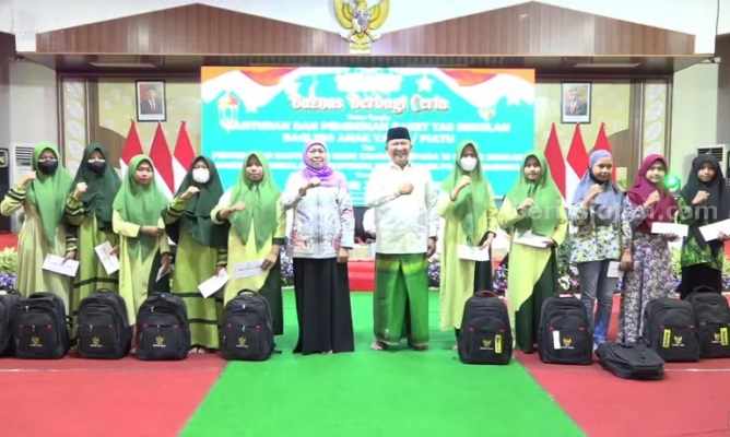 Baznas Jatim Berikan 50 Kambing untuk 10 Jamaah Masjid Darussalam Jember