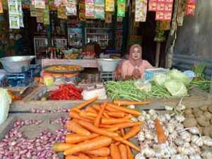 Harga Cabai Rawit di Sumenep Anjlok Pedagang cabai dan bawang di pasar tradisional Sumenep (foto: Temmy/ beritajatim.com)