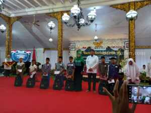 Gubernur Jatim Serahkan Santunan 500 Anak Yatim Piatu di Sumenep Gubernur Jawa Timur menyerwhkan santunan pada anak yatim (foto : Temmy/ beritajatim.com)