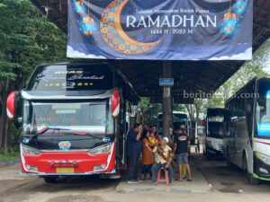 Situasi penumpang di Terminal Arya Wiraraja Sumenep (foto: Temmy/ beritajatim.com)