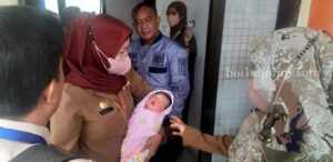 Heboh Bayi Perempuan Dibuang di Teras Madrasah di Sumenep Bayi yang ditemukan di teras madrasah (foto : Humas Polres sumemep)