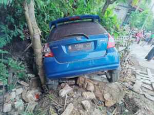 Hilang Kendali, Mobil Honda Jazz Seruduk Teras Rumah Warga Kondisi mobil saat menabrak teras rumah warga (foto : ist)
