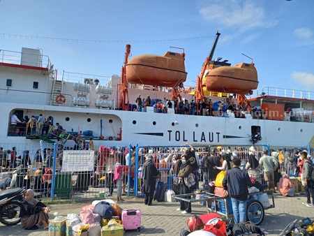 Penumpang kapal mudik gratis ke Pulau Kangean dari Pelabuhan Kalianget (foto: Temmy/ beritajatim.com)