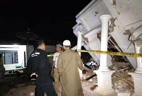 Rumah Zaini yang ambruk terkena ledakan sreng dor