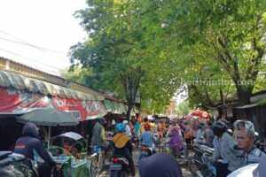 Situasi Pasar Anom Sumenep yang dibanjiri pengunjung