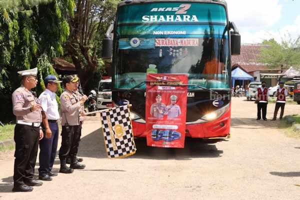 Kapolres Sumenep saat memberangkatan pemudik kembali ke Surabaya dan Jakarta
