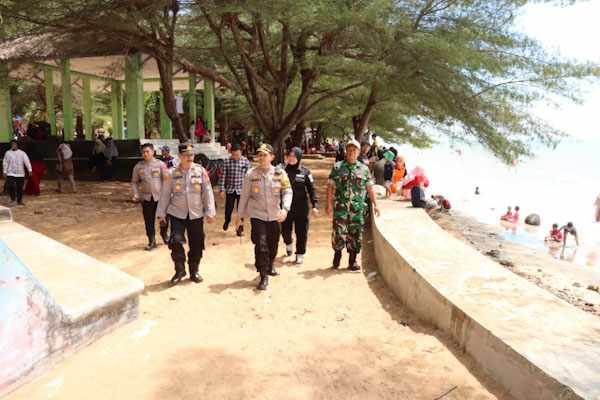 Kapolres Sumenep Cek Pantai Slopeng, Pastikan Kesiapan Petugas Kapolres Sumenep lakukan pengecekan ke Pantai Slopeng