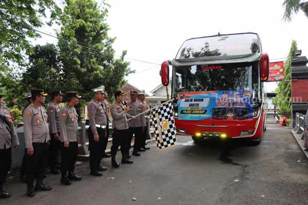 Kapolres Sumenep AKBP Edo satya Kentriko saat memberangkatkan bus gratis