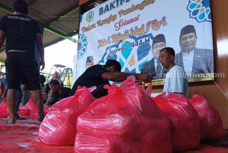 Anggota DPRD Jatim Bagikan 4.500 Kantong Beras di Jember