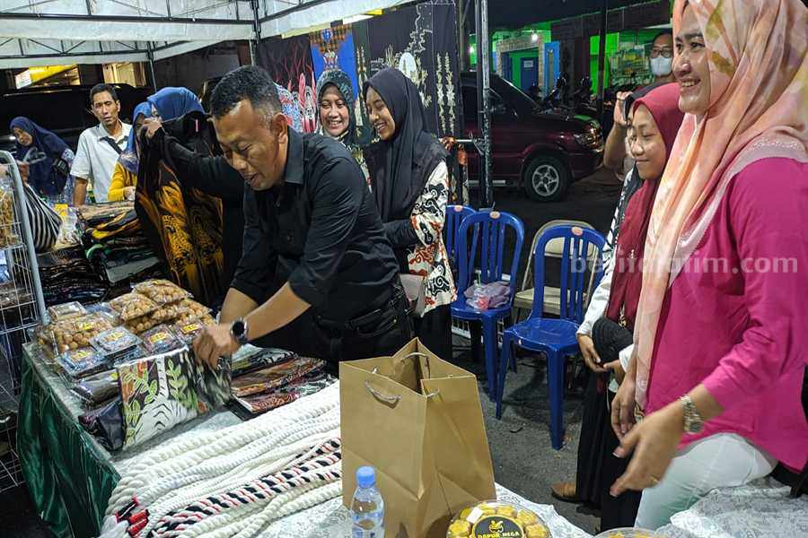 Bupati Sugiri Sancoko didampingi Wakil Bupati Lisdyarita saat memilih-milih produk UMKM yang didisplay di stan Bazar Ramadhan. (Foto/Istimewa)