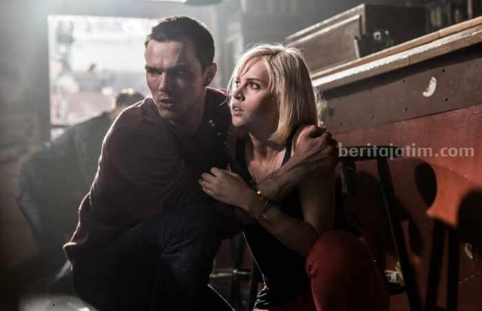 Bioskop Trans TV Malam Ini Tayangkan Collide: Kisah Cinta Nicholas Hoult Sebagai Pengedar Narkoba Tangkapan layar film Collide. (Sumber foto: IMDb.com)