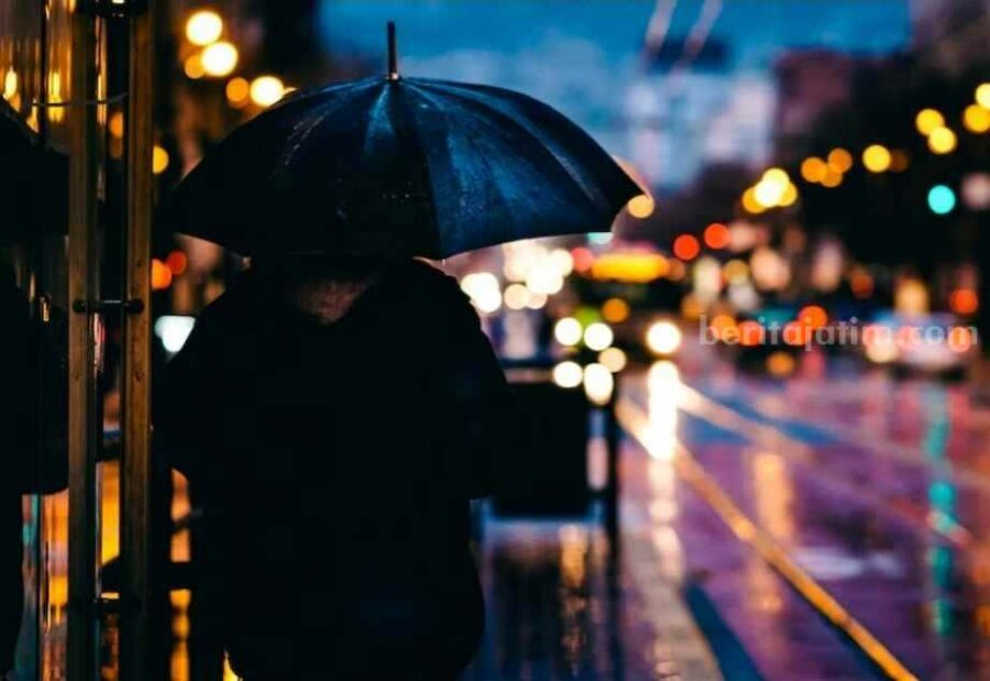 Prakiraan Cuaca Jawa Timur, 15 Oktober 2023: Beberapa Wilayah Mulai Hujan Ilustrasi cuaca hujan malam hari (Foto: Unsplash)