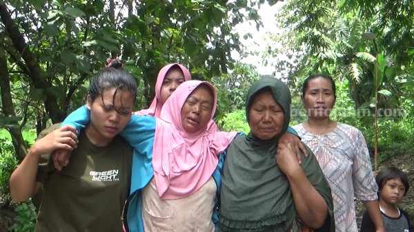 Tami nyaris pingsan dan terpaksa dipapah oleh kerabat karena resah putri keduanya Nurul Setyaningrum yang diduga hanyut arus Sungai Plelek, Sabtu (1/4/2023).