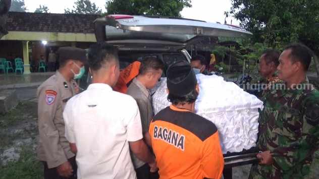 Jenazah Perempuan asal Ngawi yang Hanyut di Bengawan Solo Disambut Histeris Jenazah Nurul saat dibawa ke rumah duka usai dipulasara di RSUD dr Soeroto Ngawi, Minggu (2/4/2023)